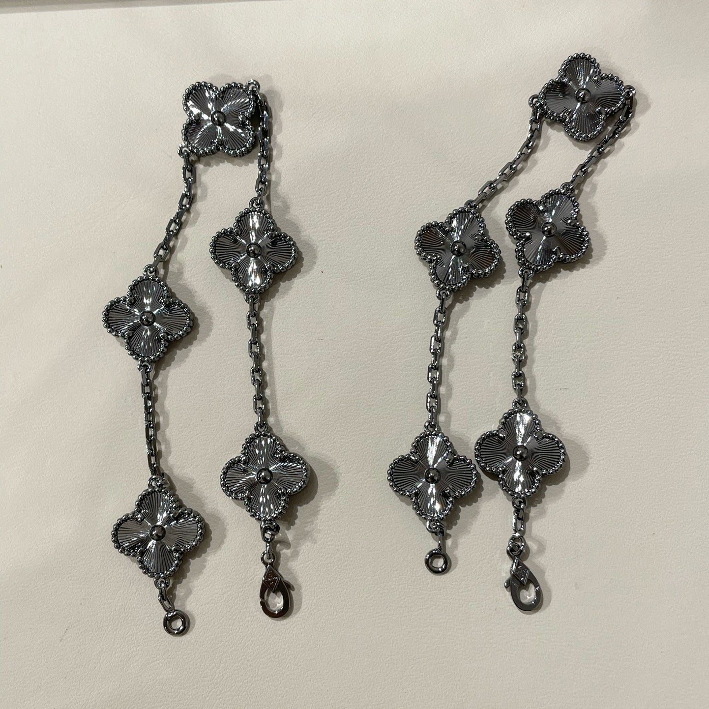 [Glow Jewelry]CLOVER 5 MOTIF BLACK BRACELET