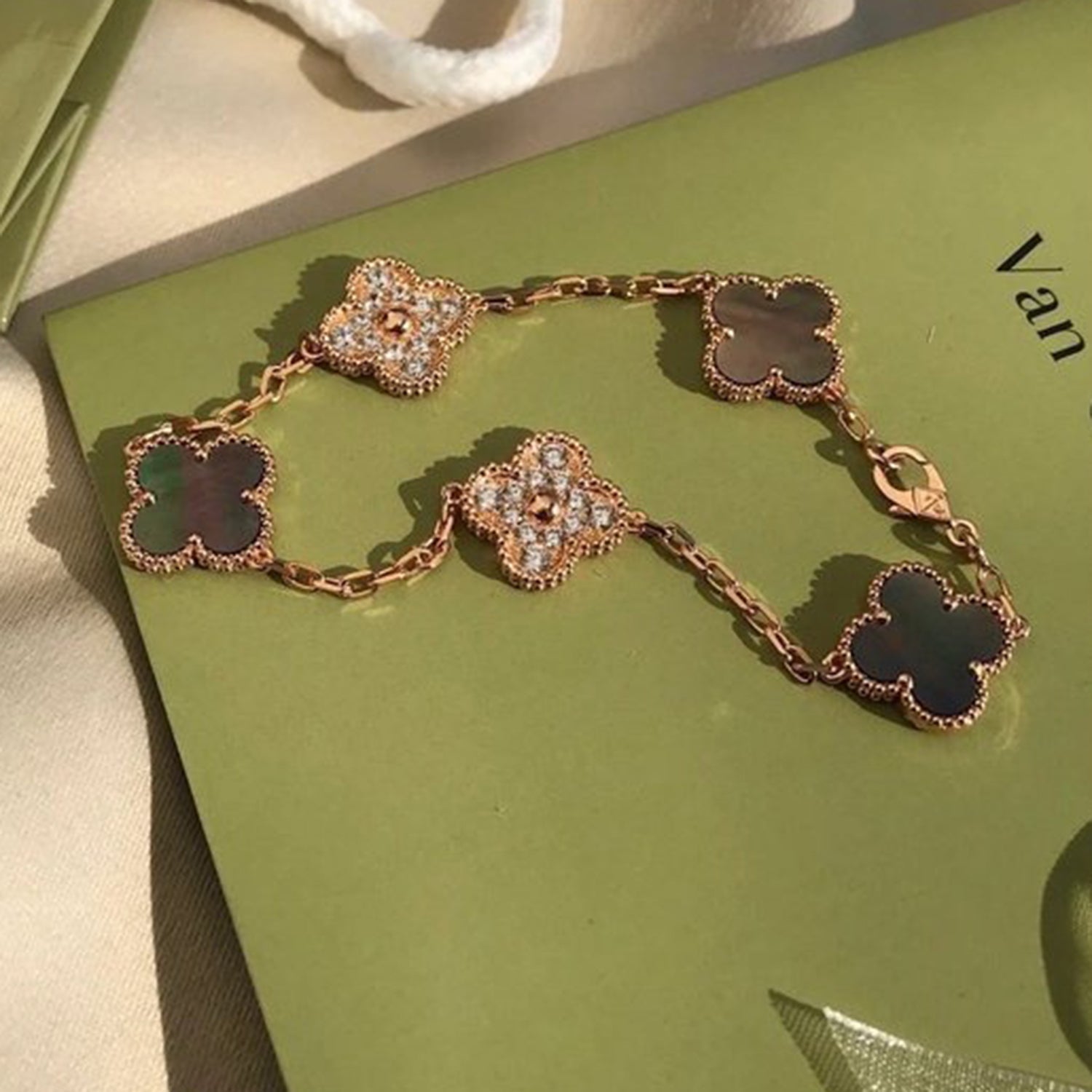 [Glow Jewelry] CLOVER 5 MOTIF GRAY MOP BRACELET COLLECTION