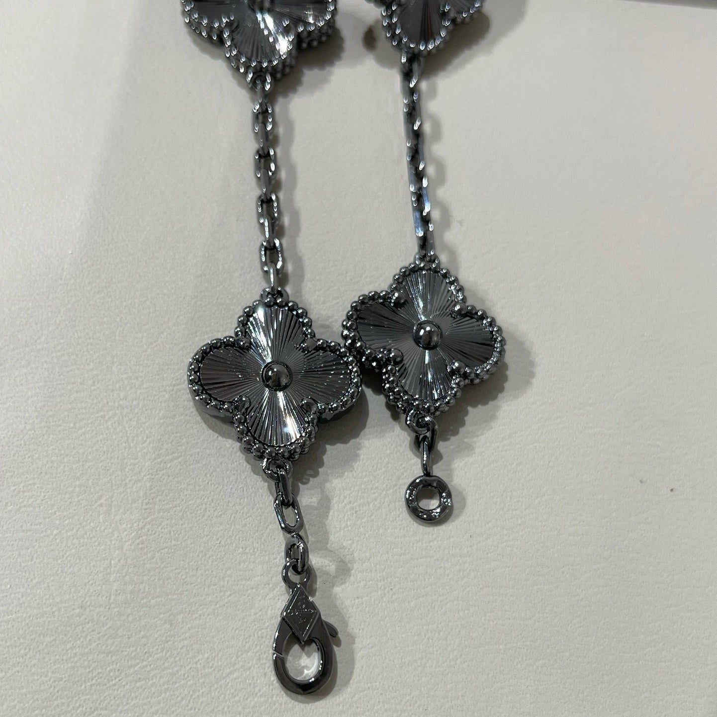 [Glow Jewelry]CLOVER 5 MOTIF BLACK BRACELET