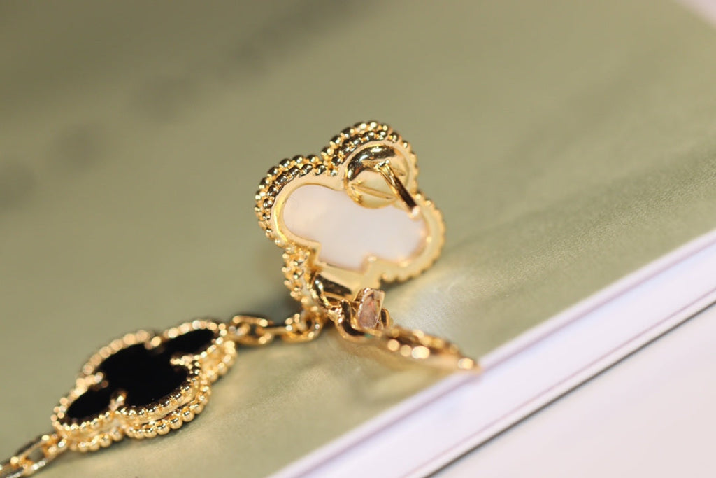 ¡®Glow¡¯CLOVER EARRINGS GOLD ONYX MOP 3 MOTIF
