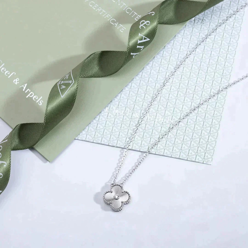 ¡®Glow¡¯CLOVER  15MM DIAMOND LASER NECKLACE SILVER