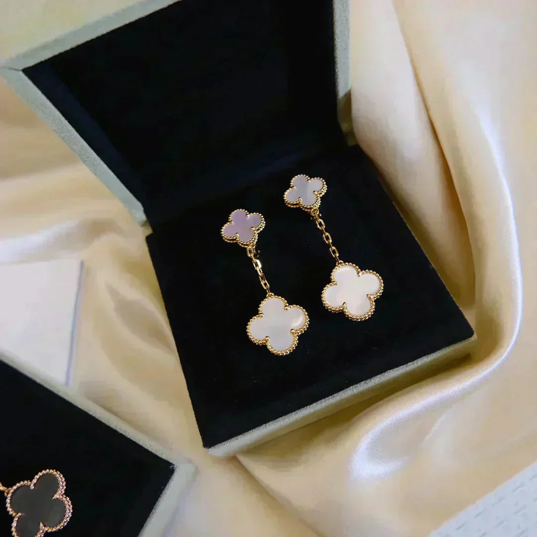 ¡®Glow¡¯CLOVER 2 MOTIF WHITE MOP EARRINGS