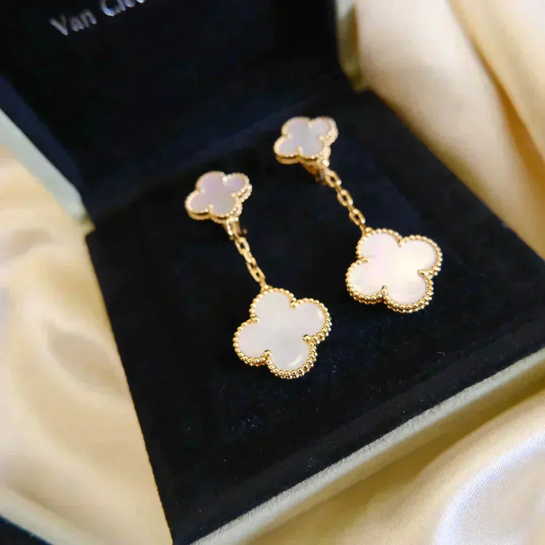 ¡®Glow¡¯CLOVER 2 MOTIF WHITE MOP EARRINGS