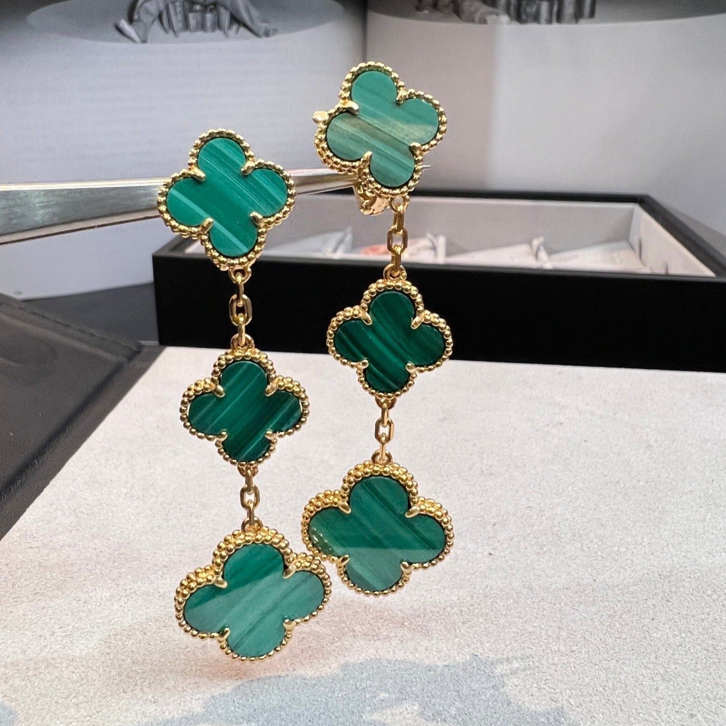 ¡®Glow¡¯CLOVER MALACHITE 3 MOTIFS GOLD