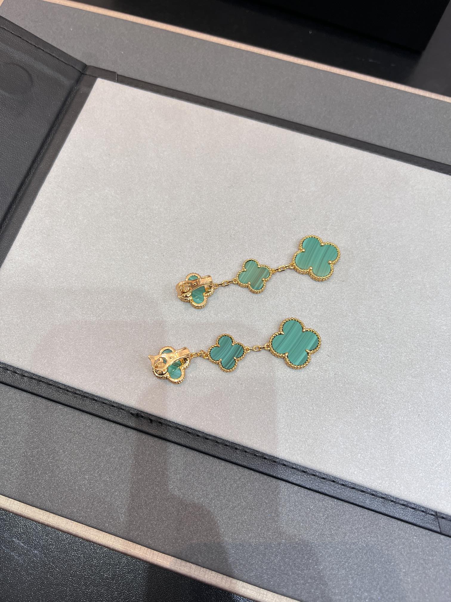 ¡®Glow¡¯CLOVER MALACHITE 3 MOTIFS GOLD
