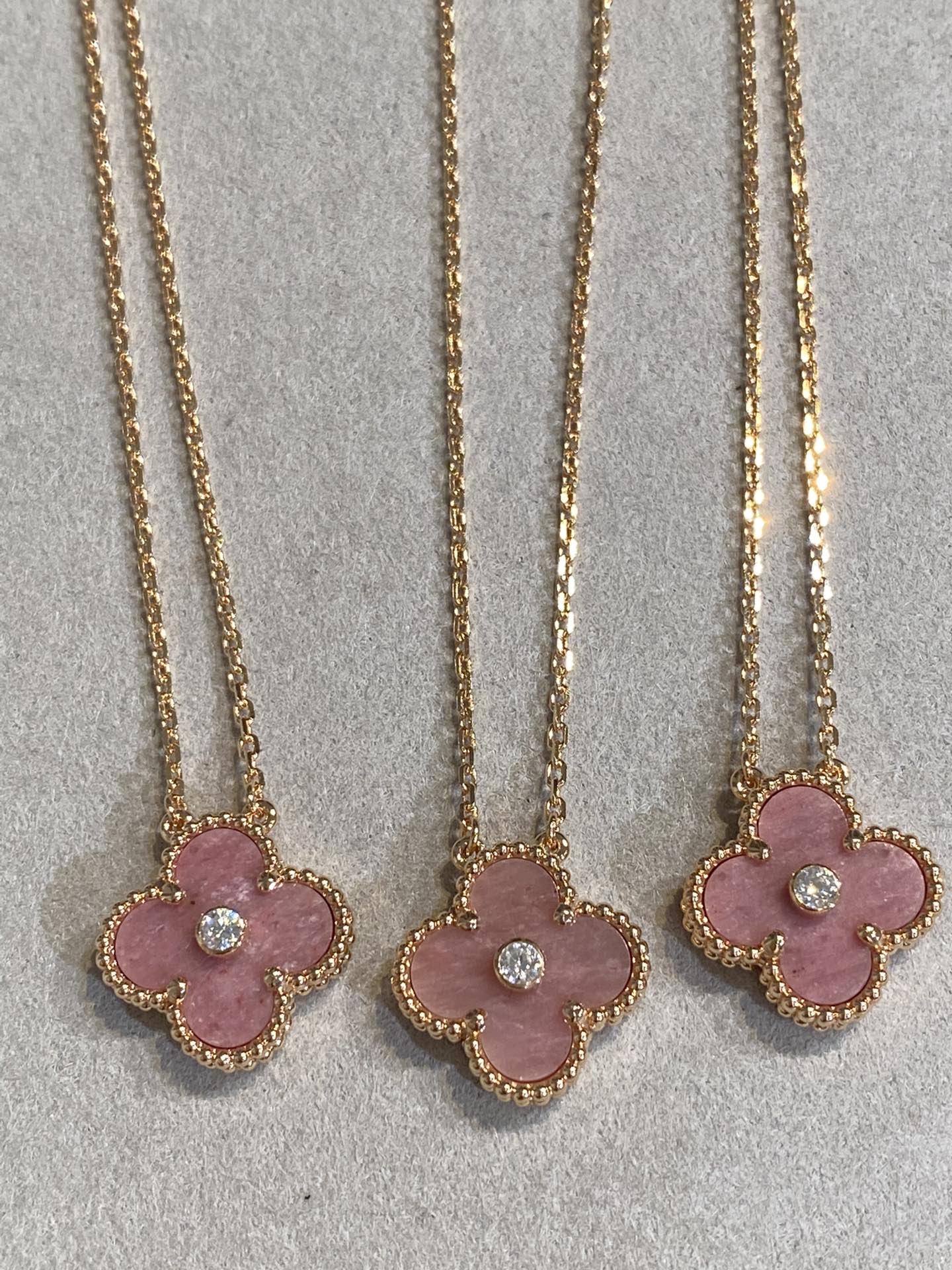 ¡®Glow¡¯CLOVER 15MM DIAMOND RHODONITE NECKLACE