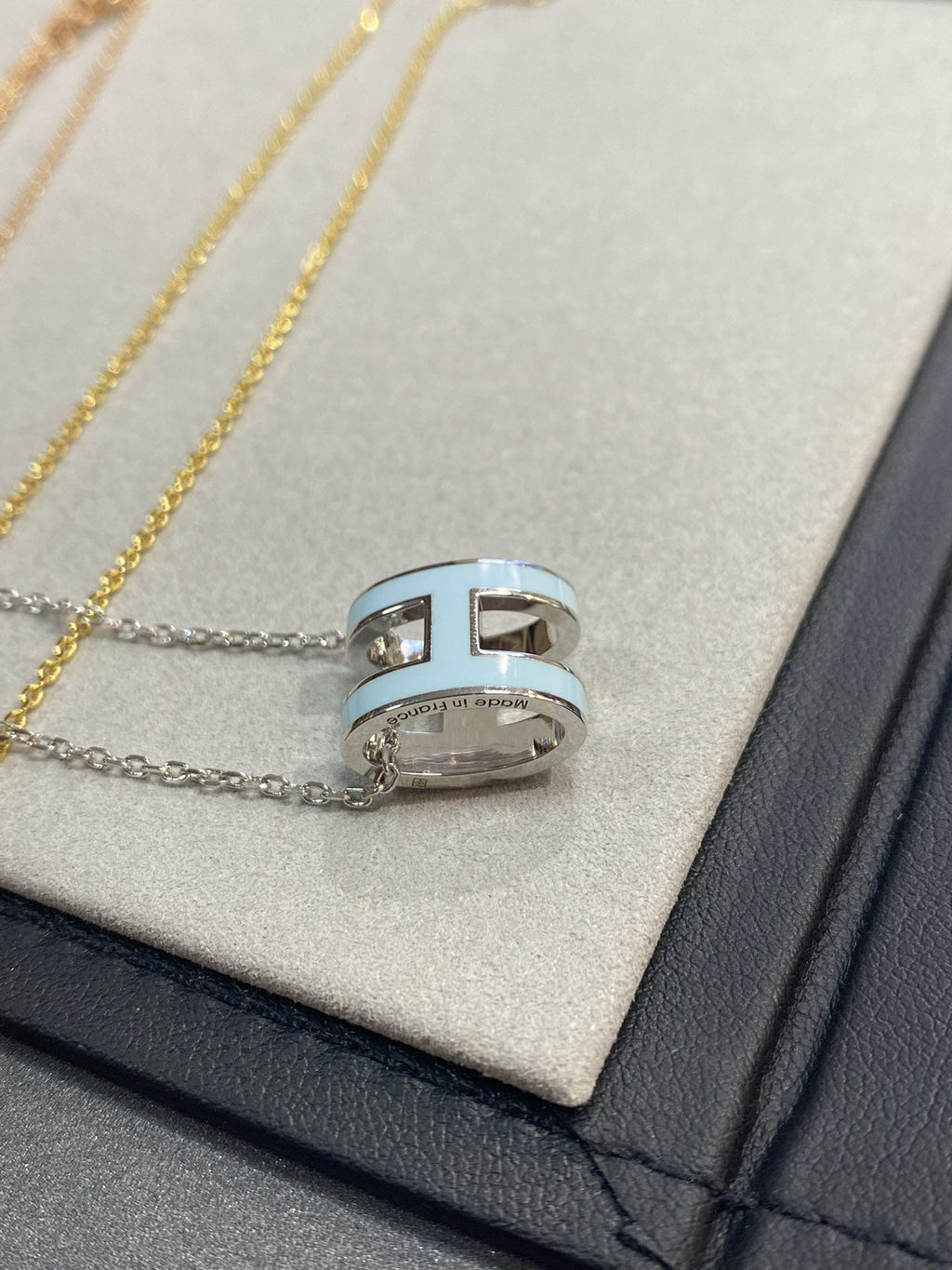 GlowPOP H LIGHT BLUE NECKLACE