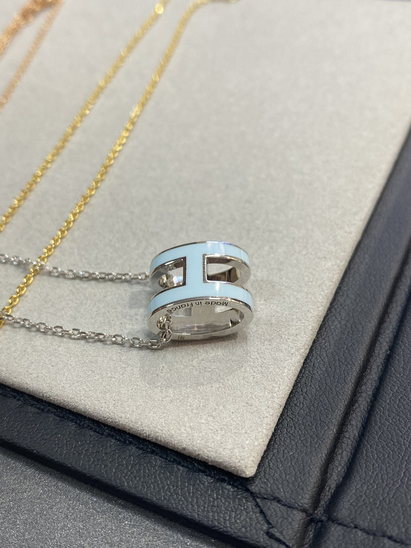 GlowPOP H LIGHT BLUE NECKLACE
