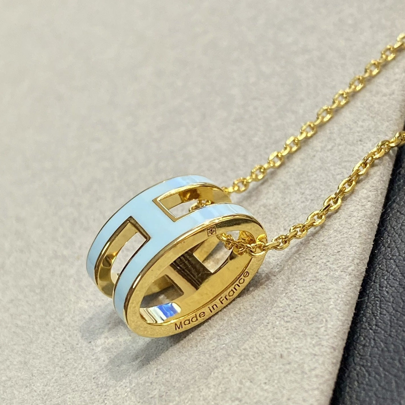 GlowPOP H LIGHT BLUE NECKLACE