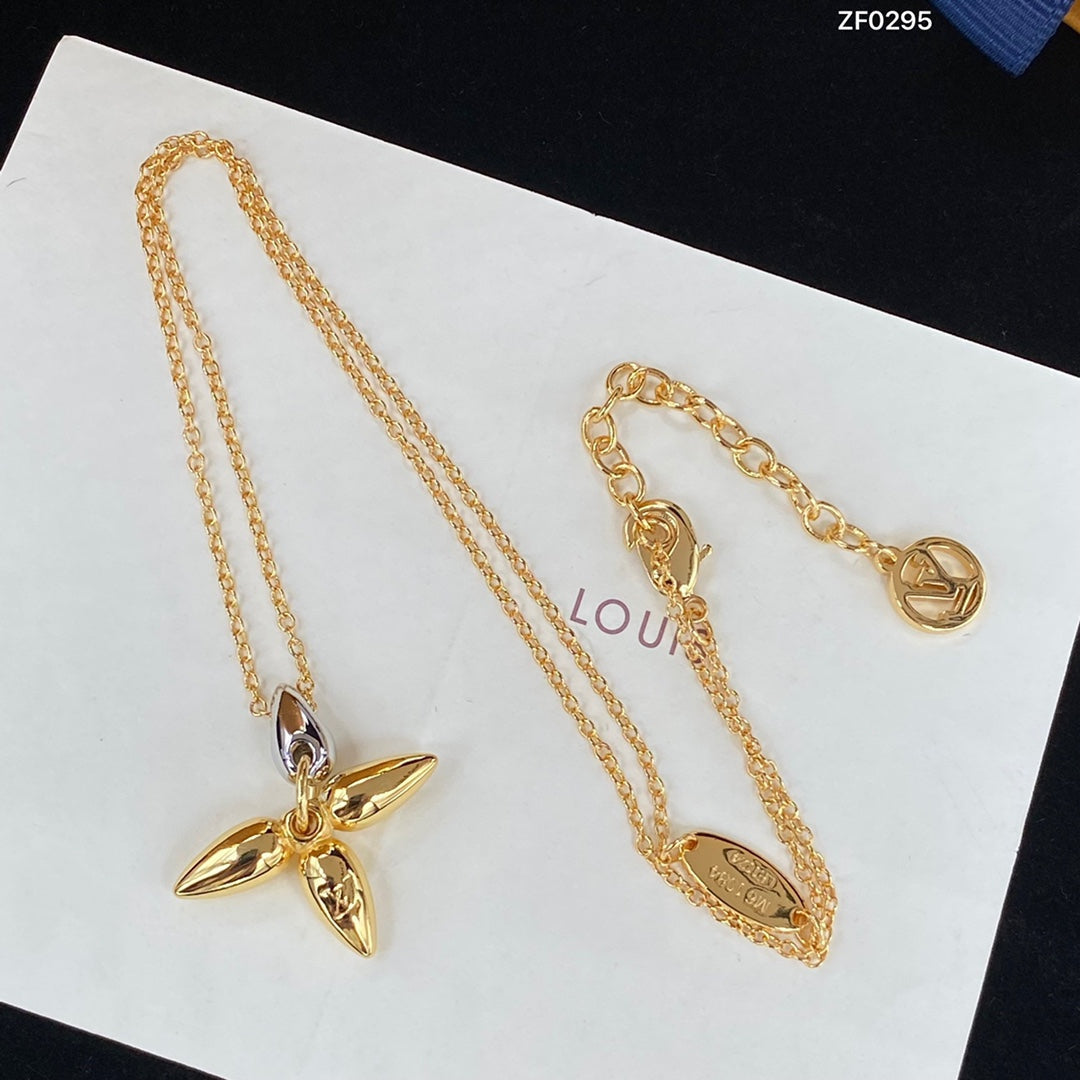 GlowLOUISETTE PEDANT GOLD NECKLACE