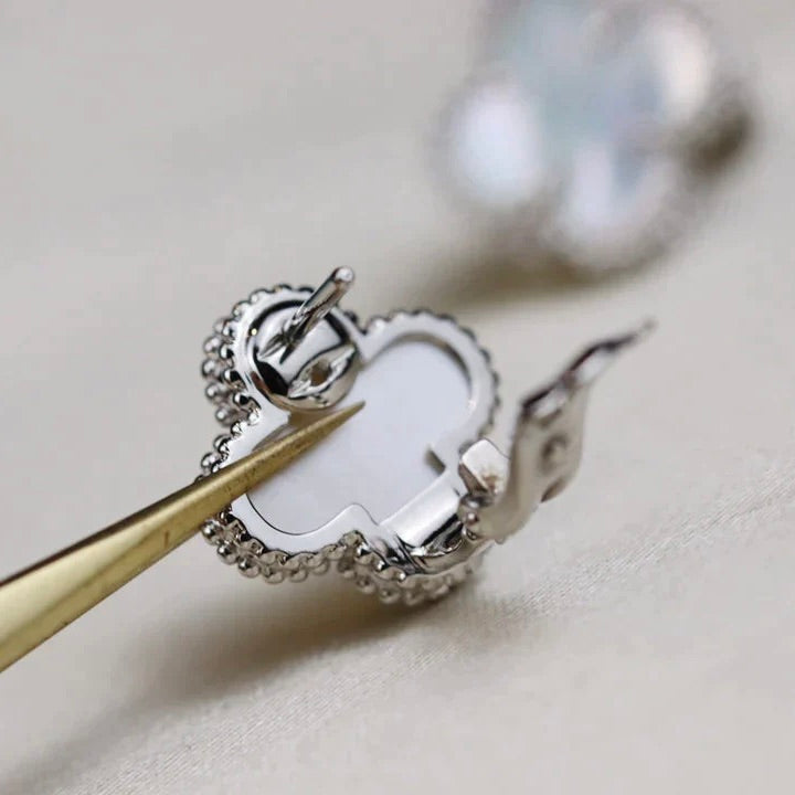 ¡®Glow¡¯CLOVER MEDIUM 1 MOTIFS  WHITE MOP EARRINGS SILVER