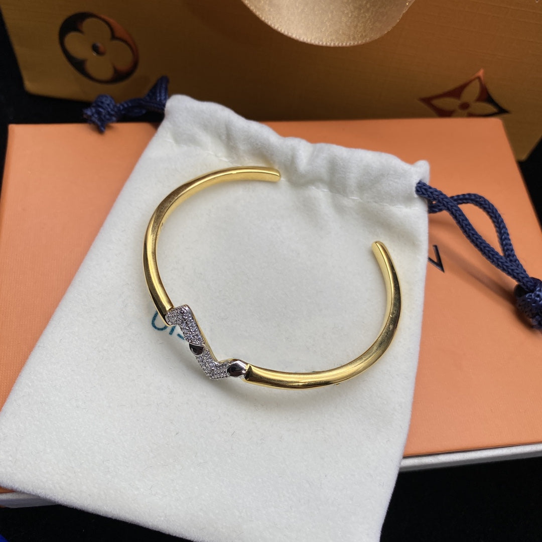 GlowVOLTE UPSITE DOWN DIAMOND GOLD OPEN BRACELET
