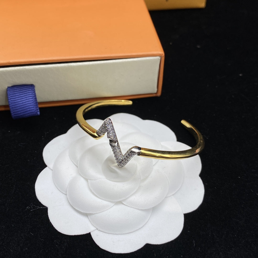 GlowVOLTE UPSITE DOWN DIAMOND GOLD OPEN BRACELET