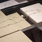 ¡®Glow¡¯CLOVER 20 MOTIFS WHITE MOP NECKLACE