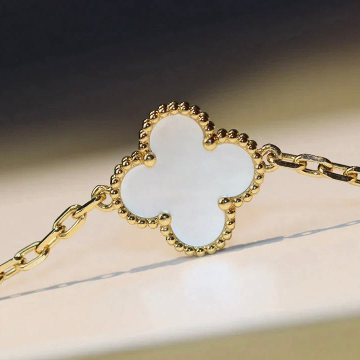 ¡®Glow¡¯CLOVER 20 MOTIFS WHITE MOP NECKLACE