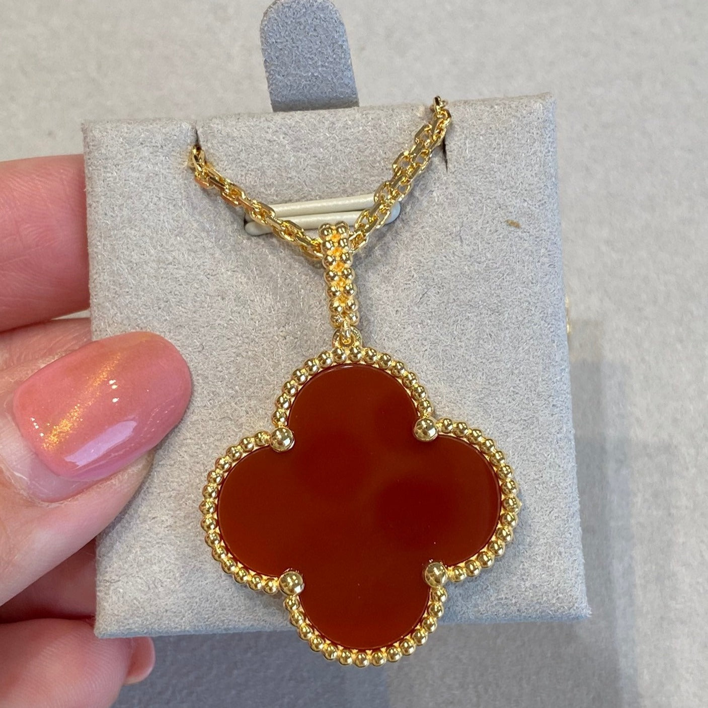 ¡®Glow¡¯CLOVER 25MM NECKLACE GOLD CARNELIAN