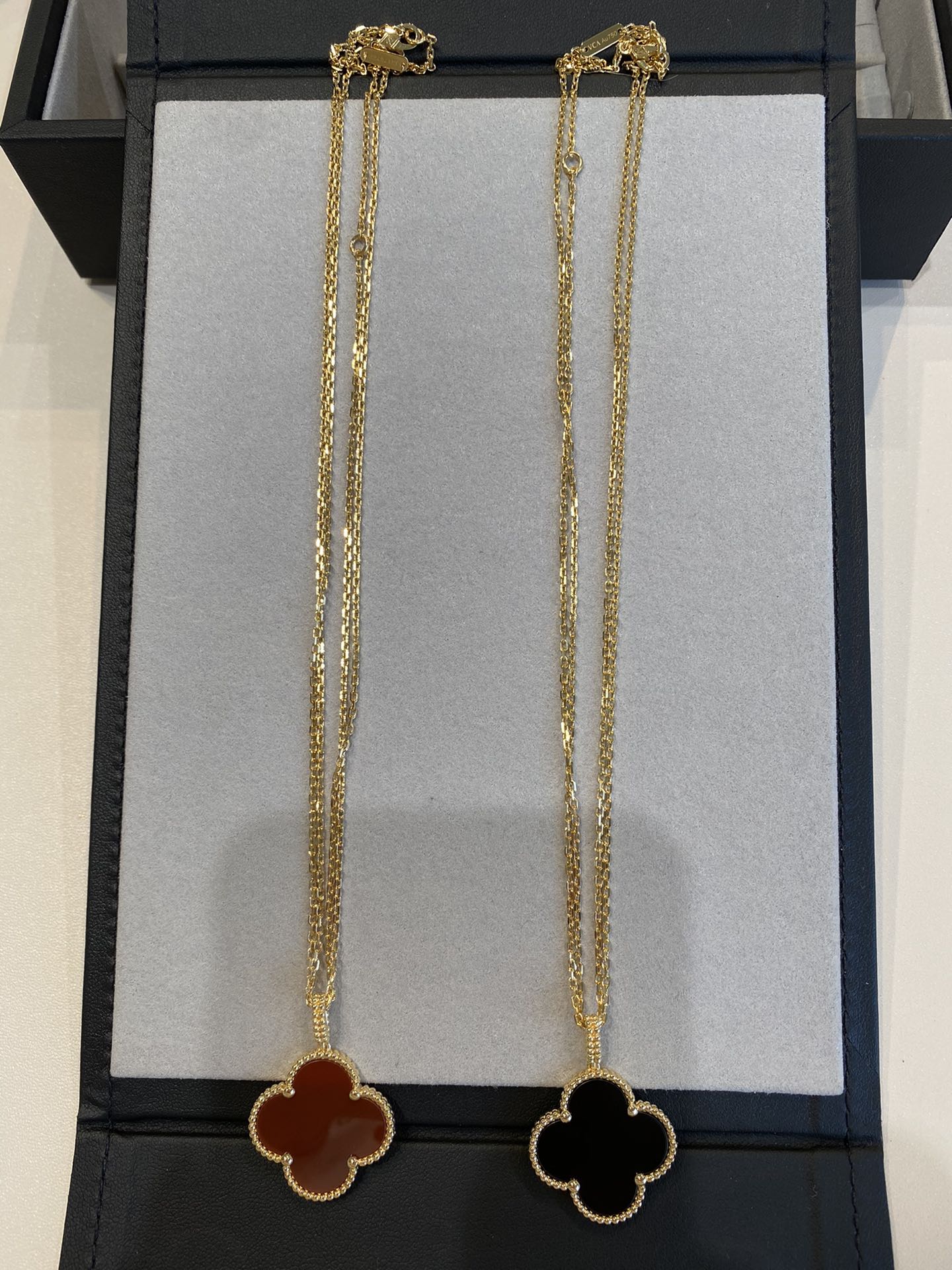¡®Glow¡¯CLOVER 25MM NECKLACE GOLD CARNELIAN