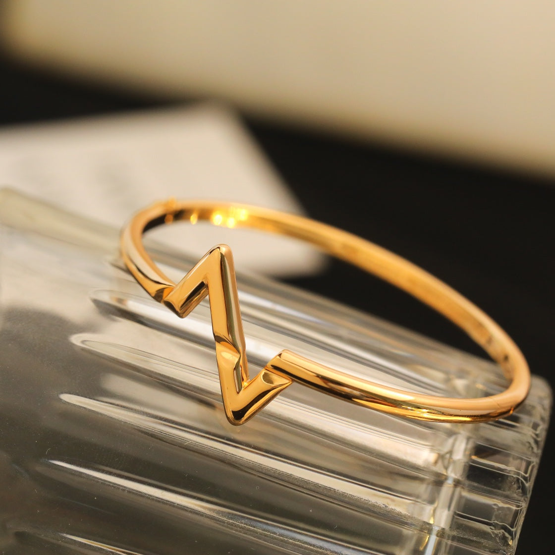 GlowVOLTE UPSITE DOWN BRACELET