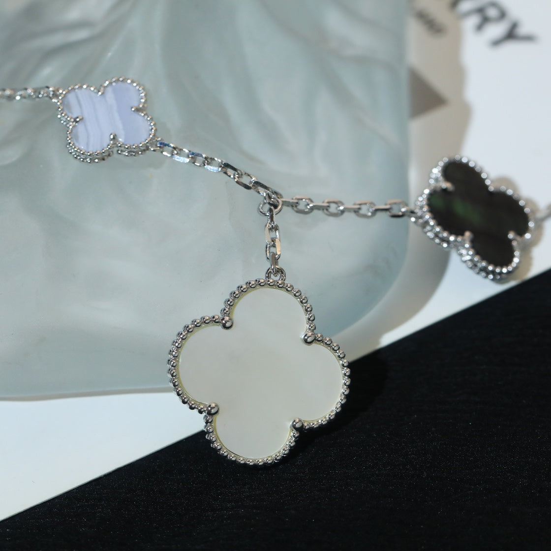 ¡®Glow¡¯CLOVER BRACELET 5 MOTIFS MOP CHALCEDONY SILVER