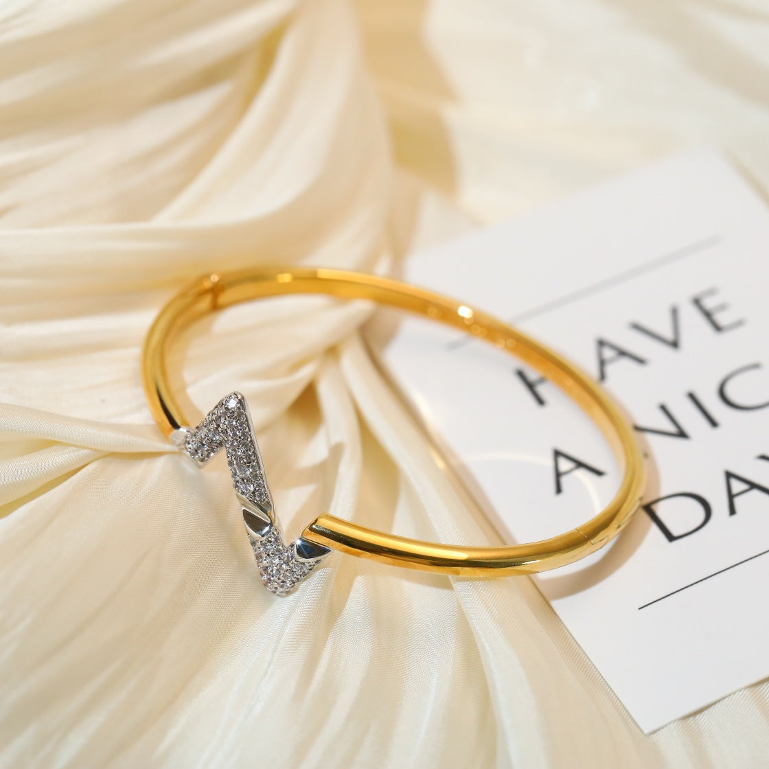 GlowVOLTE UPSITE DOWN GOLD DIAMOND BRACELET