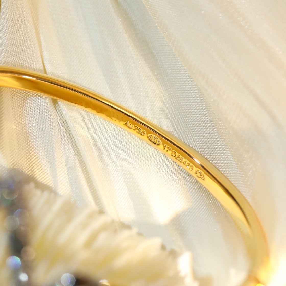 GlowVOLTE UPSITE DOWN GOLD DIAMOND BRACELET
