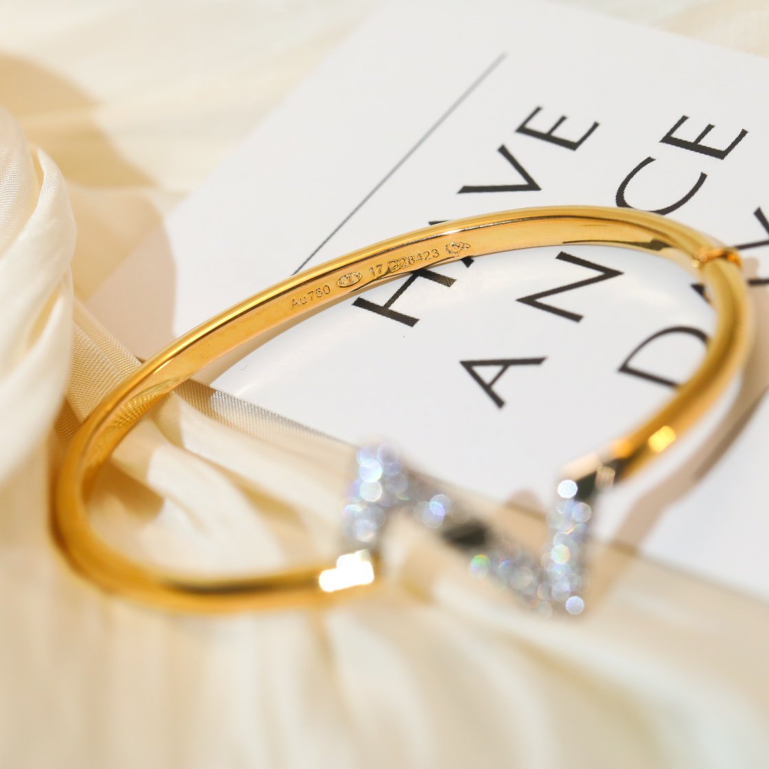 GlowVOLTE UPSITE DOWN GOLD DIAMOND BRACELET