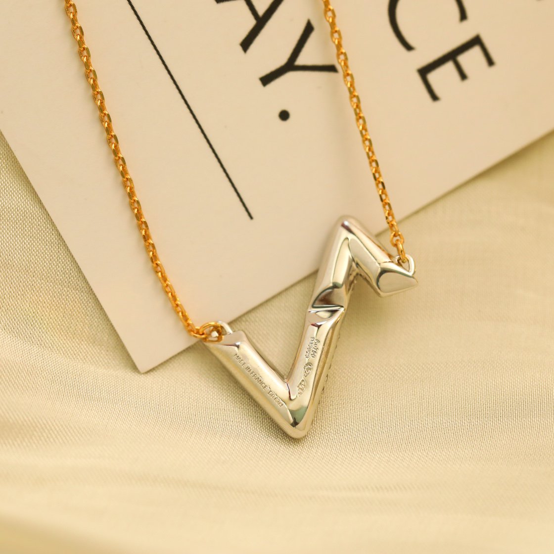 GlowVOLT SILVER DIAMOND PEDANT NECKLACE
