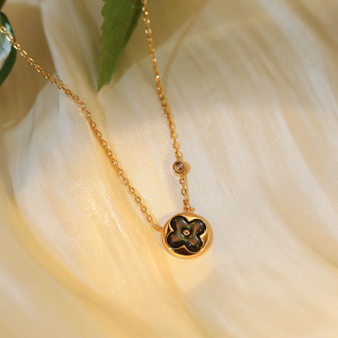 GlowSUN PEDANT PINK GOLD 1 DIAMOND NECKLACE
