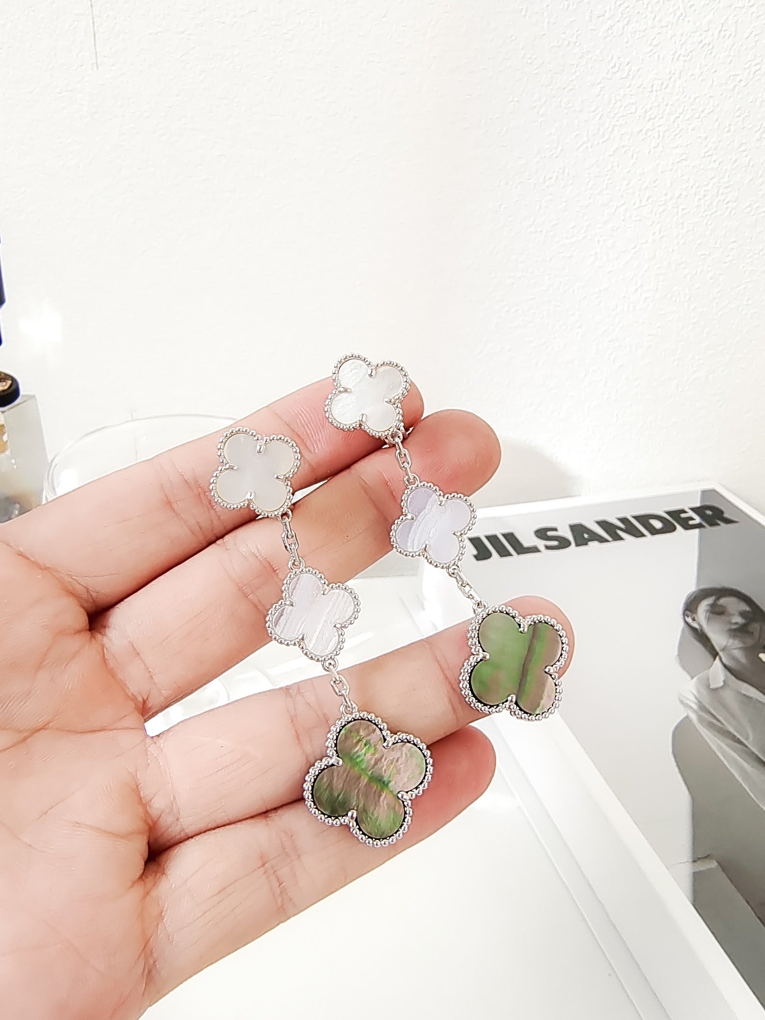 ¡®Glow¡¯CLOVER 3 MOTIFS CHALCEDONY DARK MOP SILVER EARRINGS