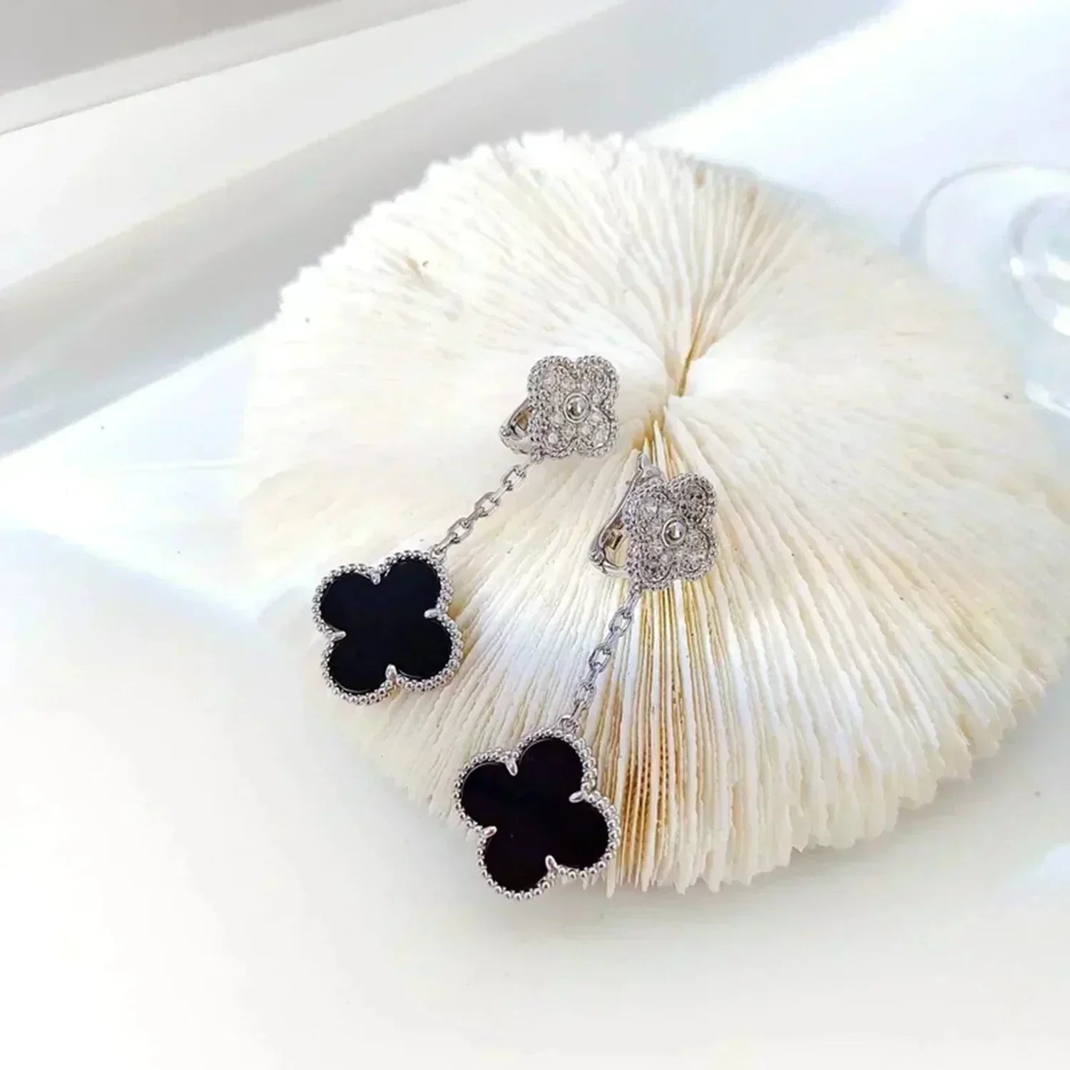 ¡®Glow¡¯CLOVER 2 MOTIFS  DIAMOND ONYX EARRINGS SILVER