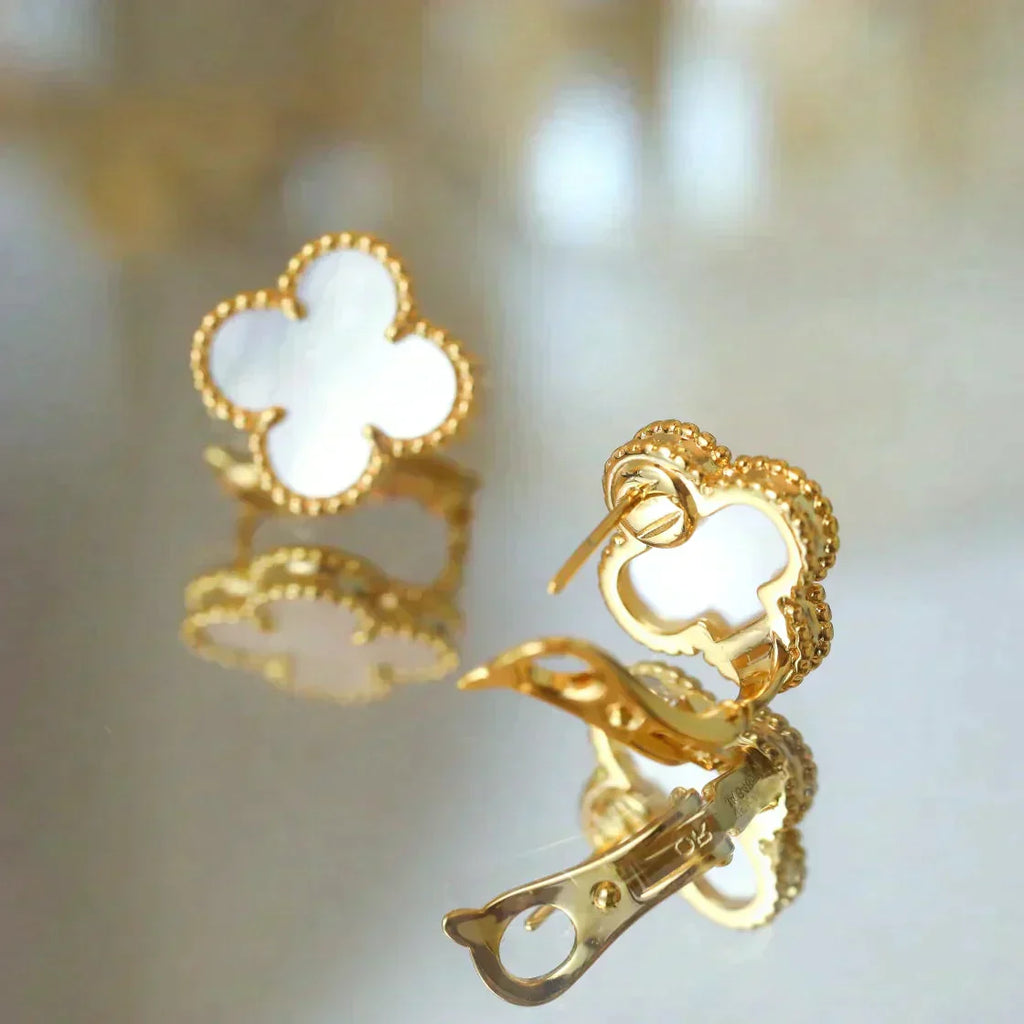 ¡®Glow¡¯CLOVER MEDIUM 1 MOTIFS  WHITE MOP STUD EARRINGS