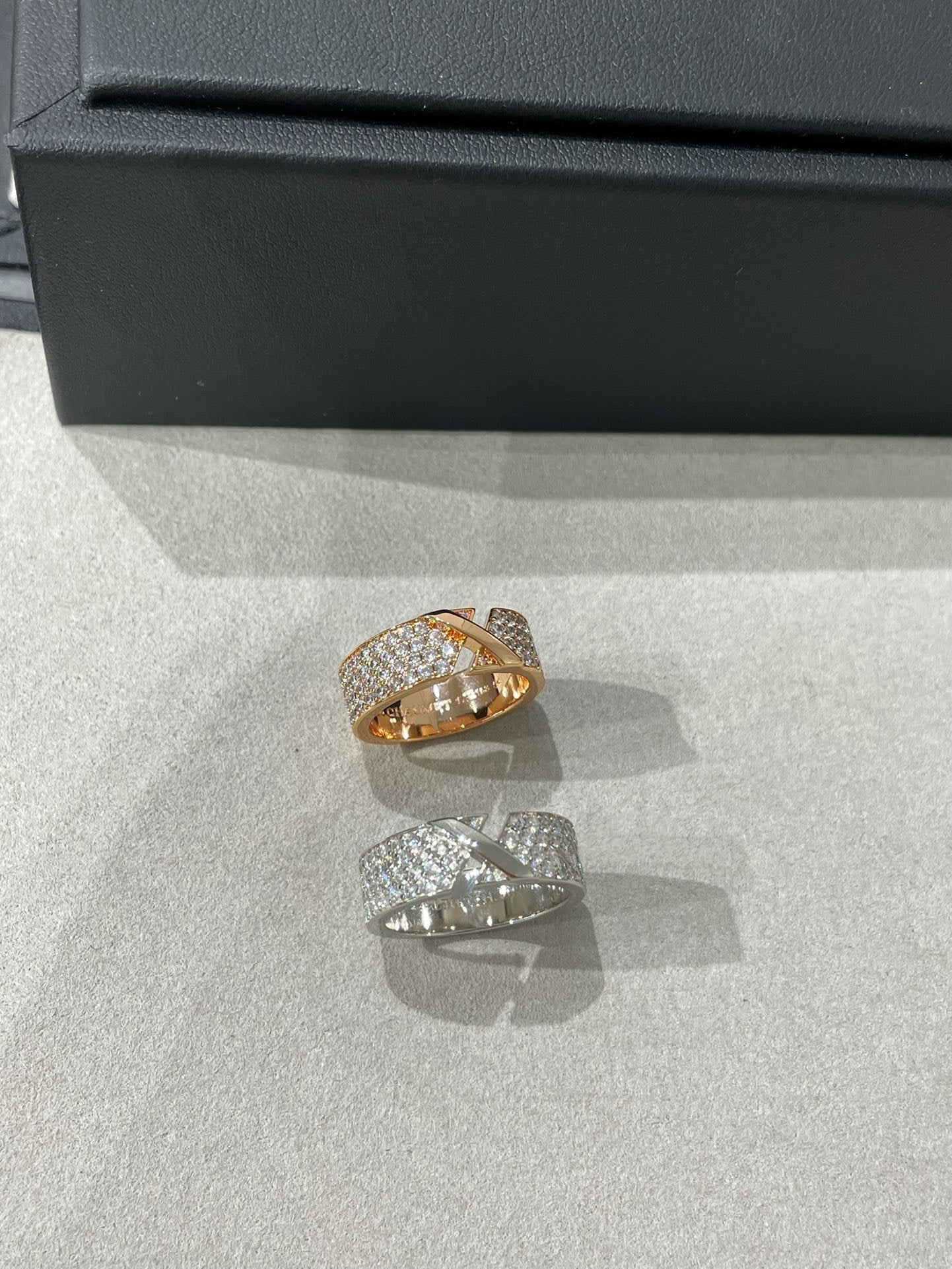 GlowLIENS EVIDENCE  DIAMOND PAVED RING