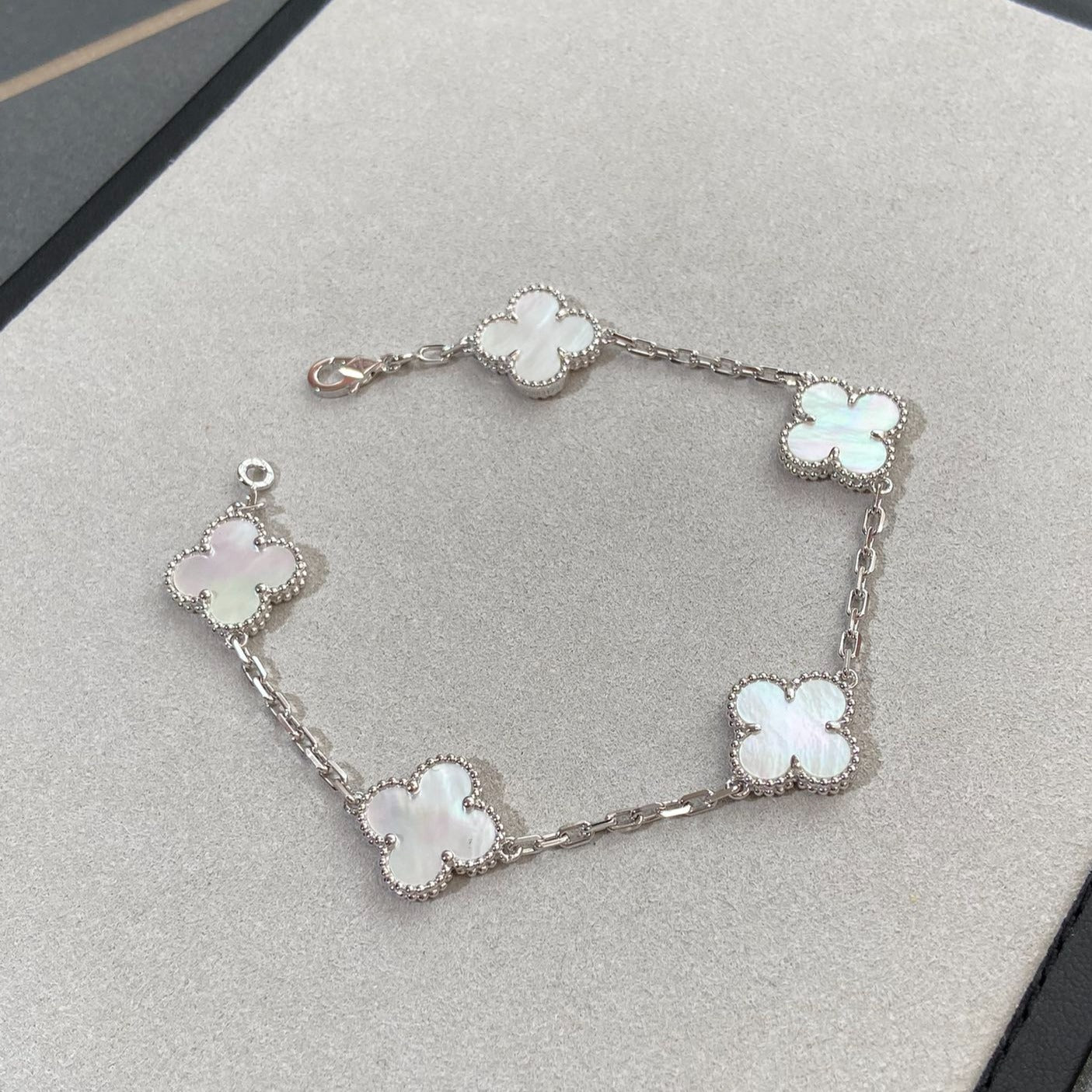 [Glow Jewelry]CLOVER WHITE PEARL MOP 5 MOTIF BRACELET COLLECTION