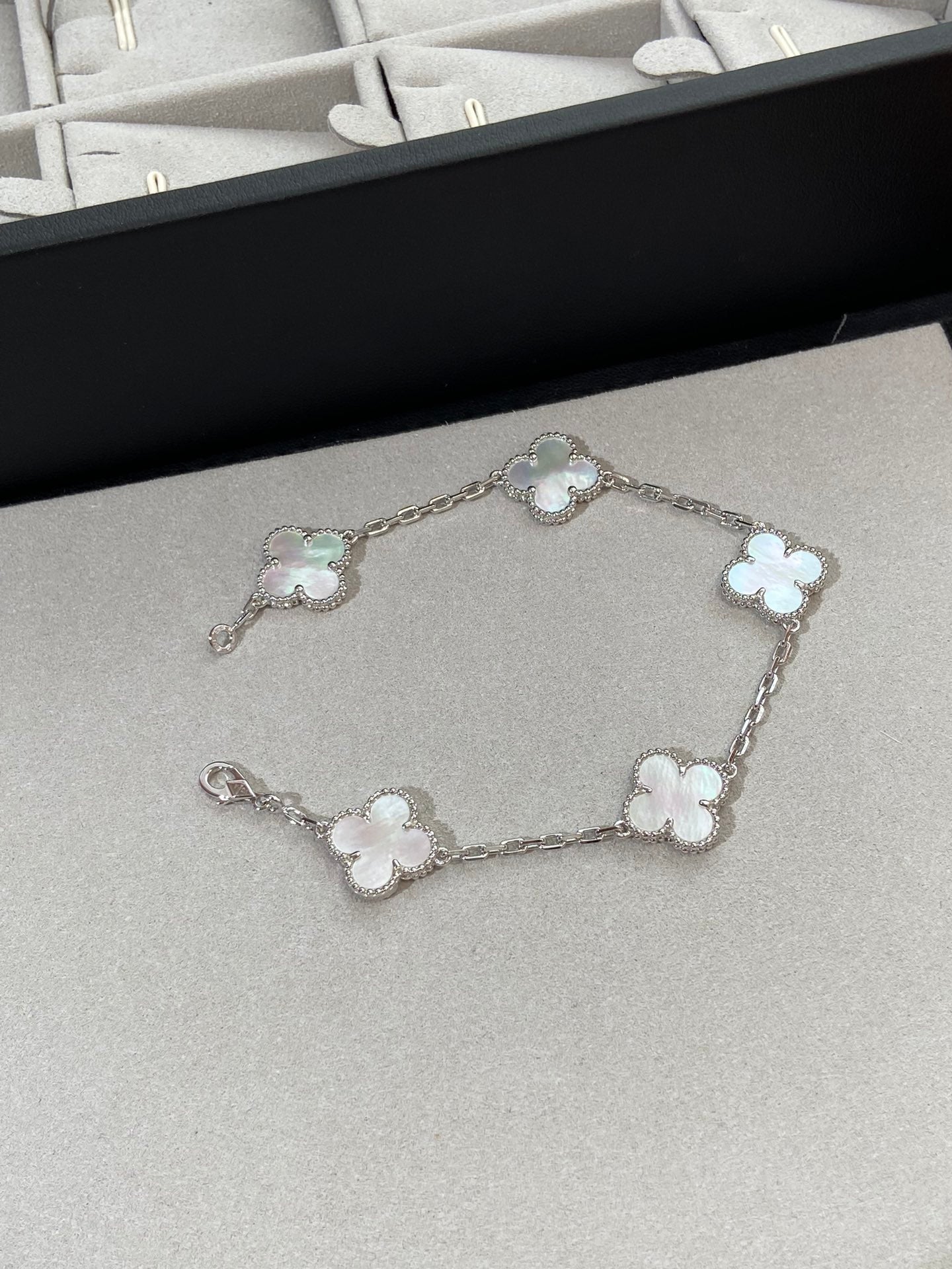 [Glow]New CLOVER WHITE PEARL MOP 5 MOTIF BRACELET COLLECTION