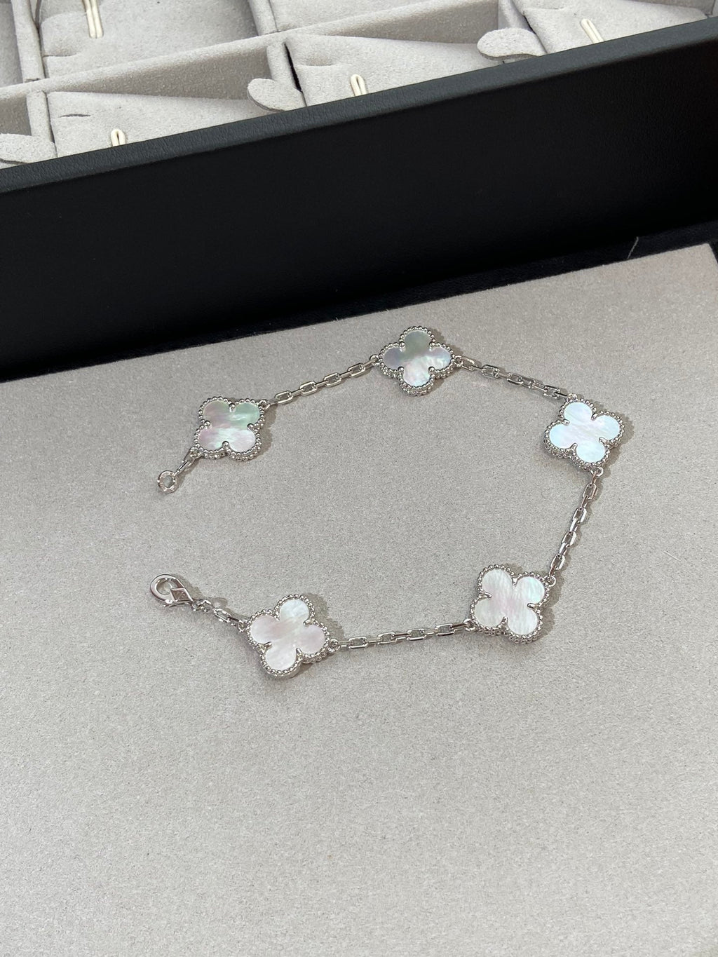 [Glow Jewelry]CLOVER WHITE PEARL MOP 5 MOTIF BRACELET COLLECTION