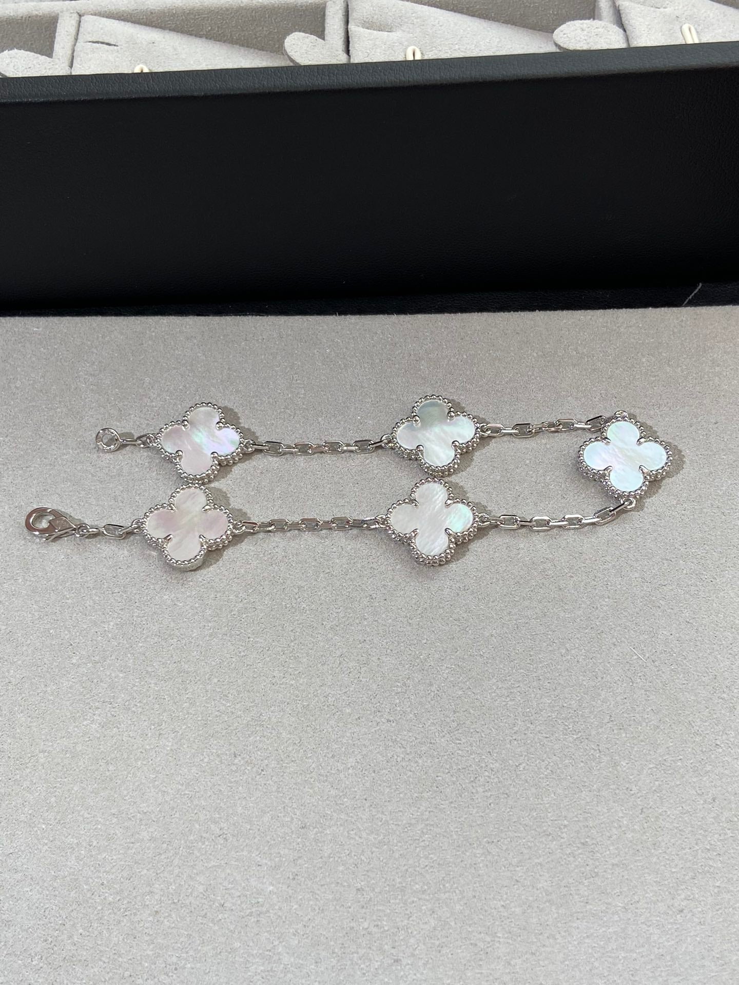 [Glow]New CLOVER WHITE PEARL MOP 5 MOTIF BRACELET COLLECTION