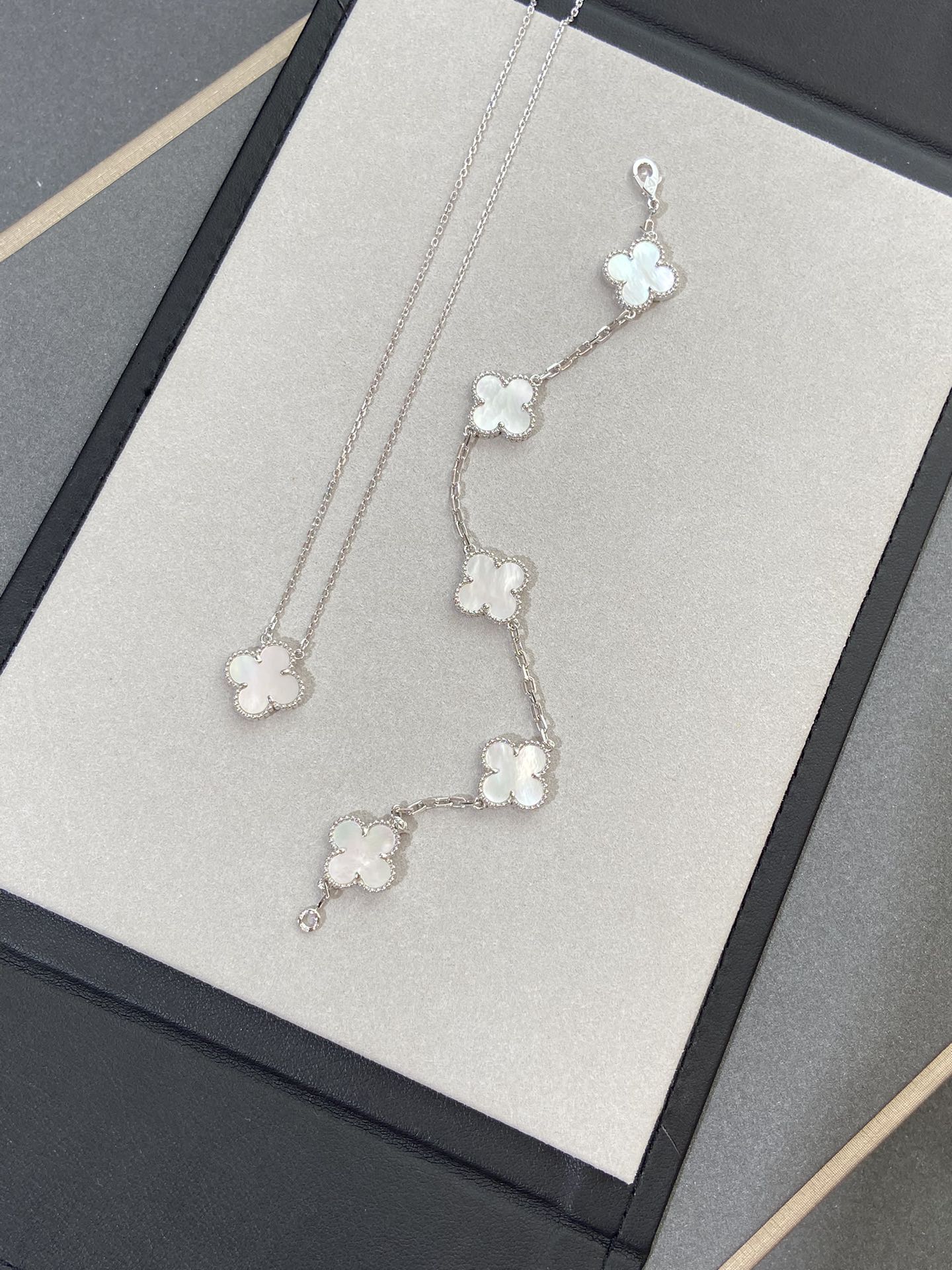 [Glow]New CLOVER WHITE PEARL MOP 5 MOTIF BRACELET COLLECTION