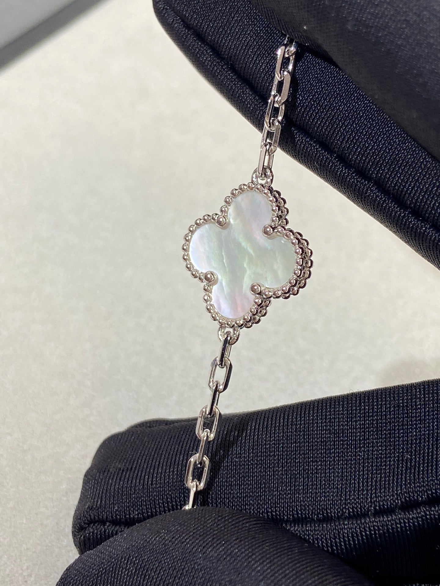 [Glow Jewelry]CLOVER WHITE PEARL MOP 5 MOTIF BRACELET COLLECTION