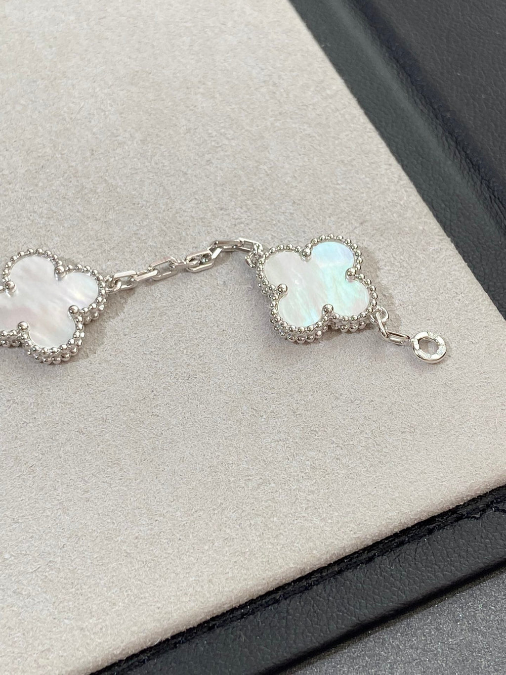 [Glow]New CLOVER WHITE PEARL MOP 5 MOTIF BRACELET COLLECTION