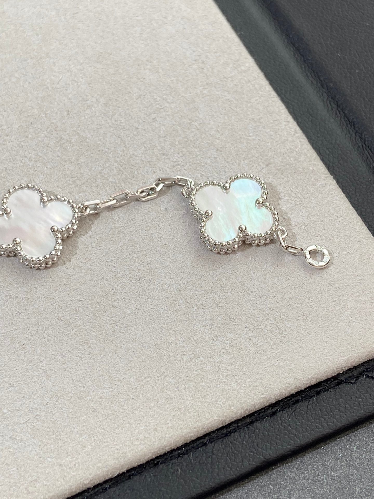 [Glow]New CLOVER WHITE PEARL MOP 5 MOTIF BRACELET COLLECTION