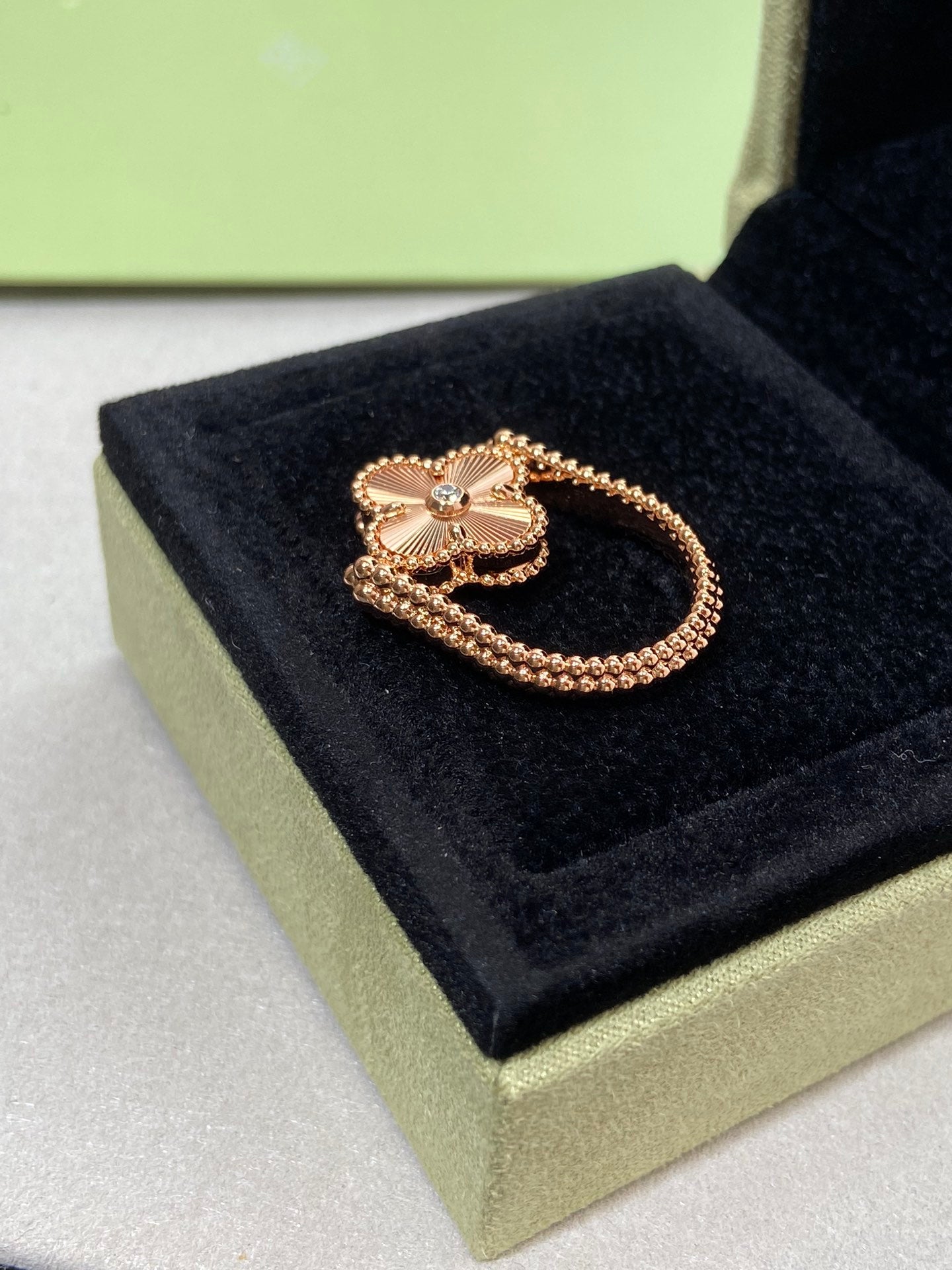 ¡®Glow¡¯CLOVER RIVERSIBLE ROSE GOLD RING