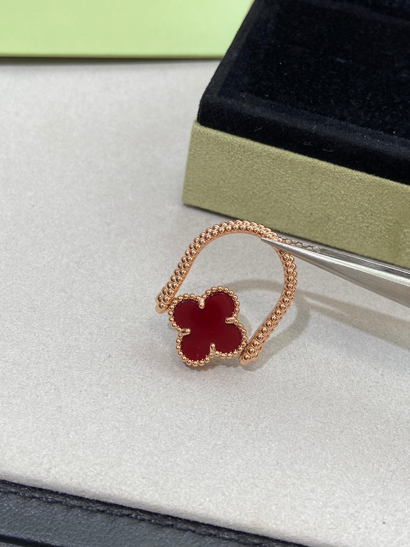 ¡®Glow¡¯CLOVER RIVERSIBLE ROSE GOLD RING