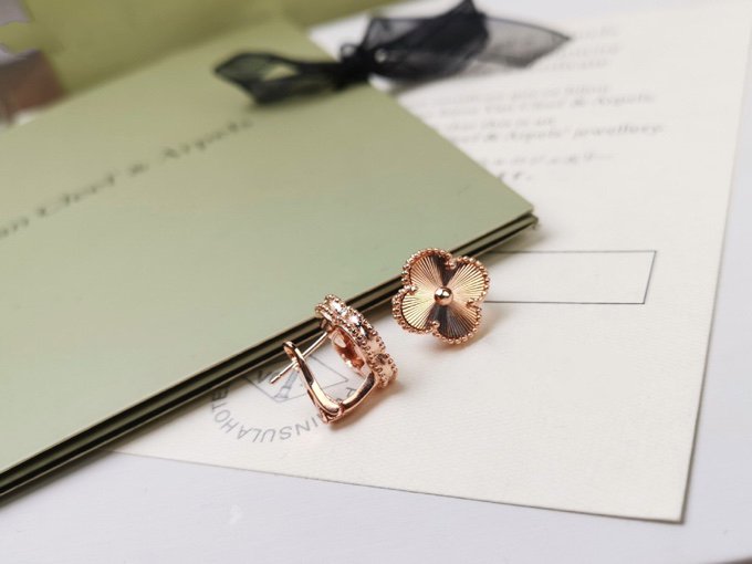 ¡®Glow¡¯CLOVER MEDIUM STUD EARRINGS