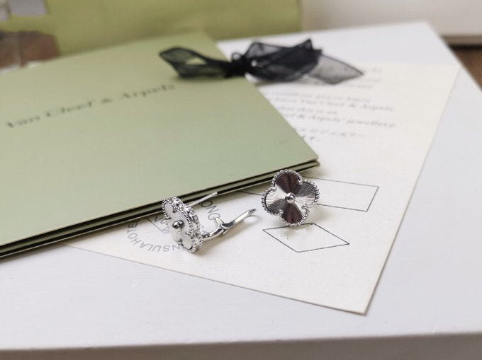 ¡®Glow¡¯CLOVER MEDIUM STUD EARRINGS
