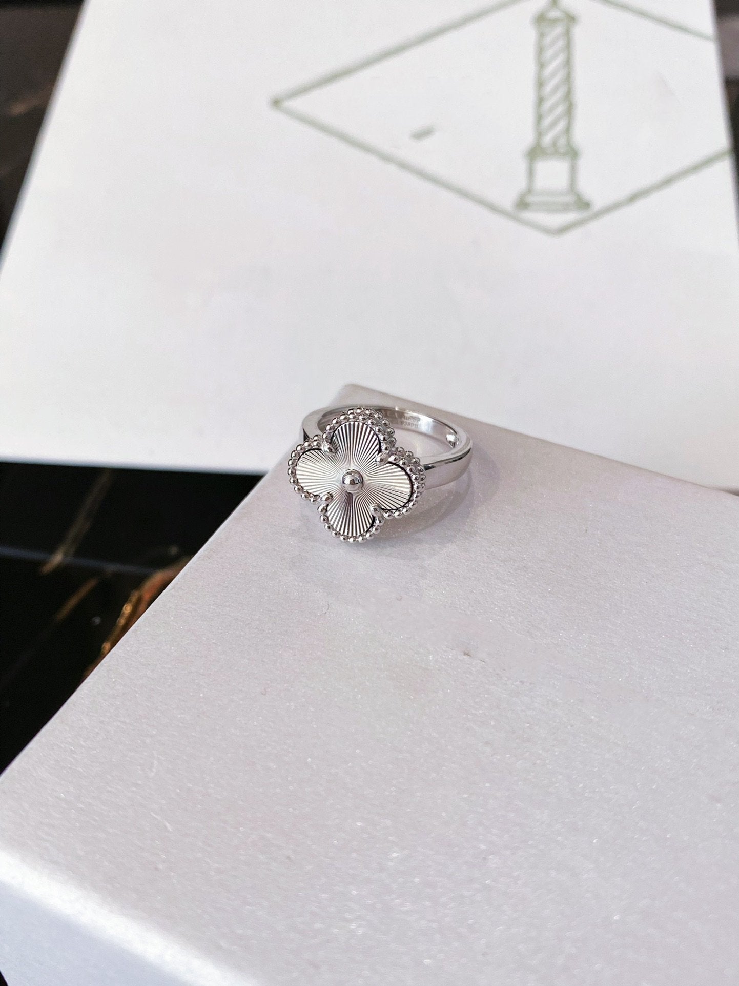 ¡®Glow¡¯CLOVER SILVER RING