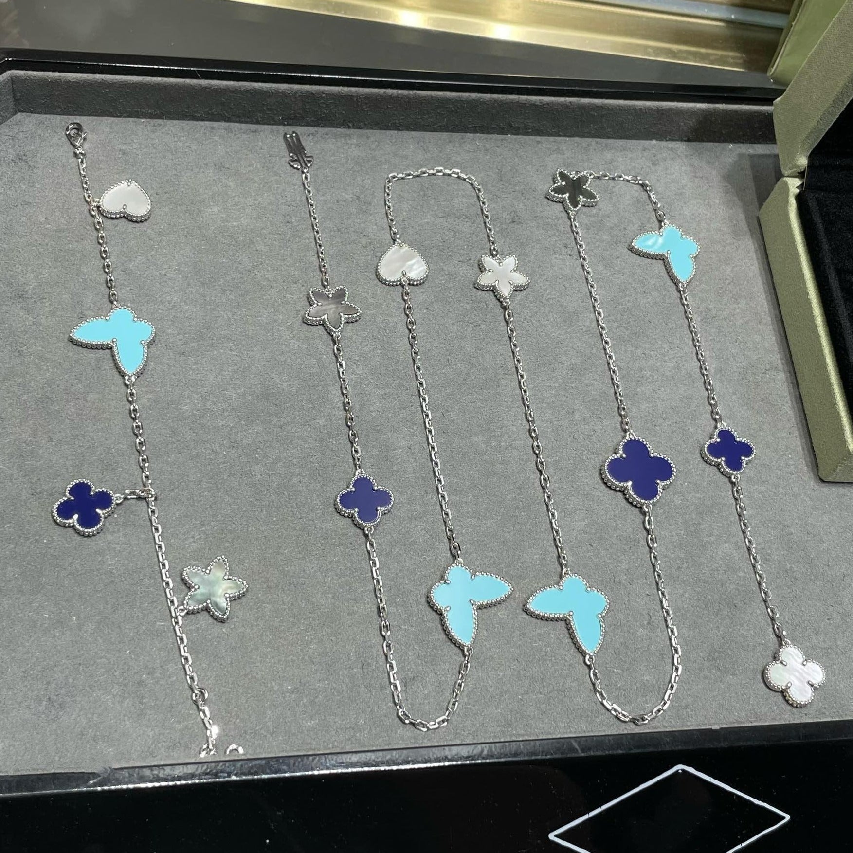 ¡®Glow¡¯LUCKY CLOVER SILVER 11 MOTIF NECKLACE