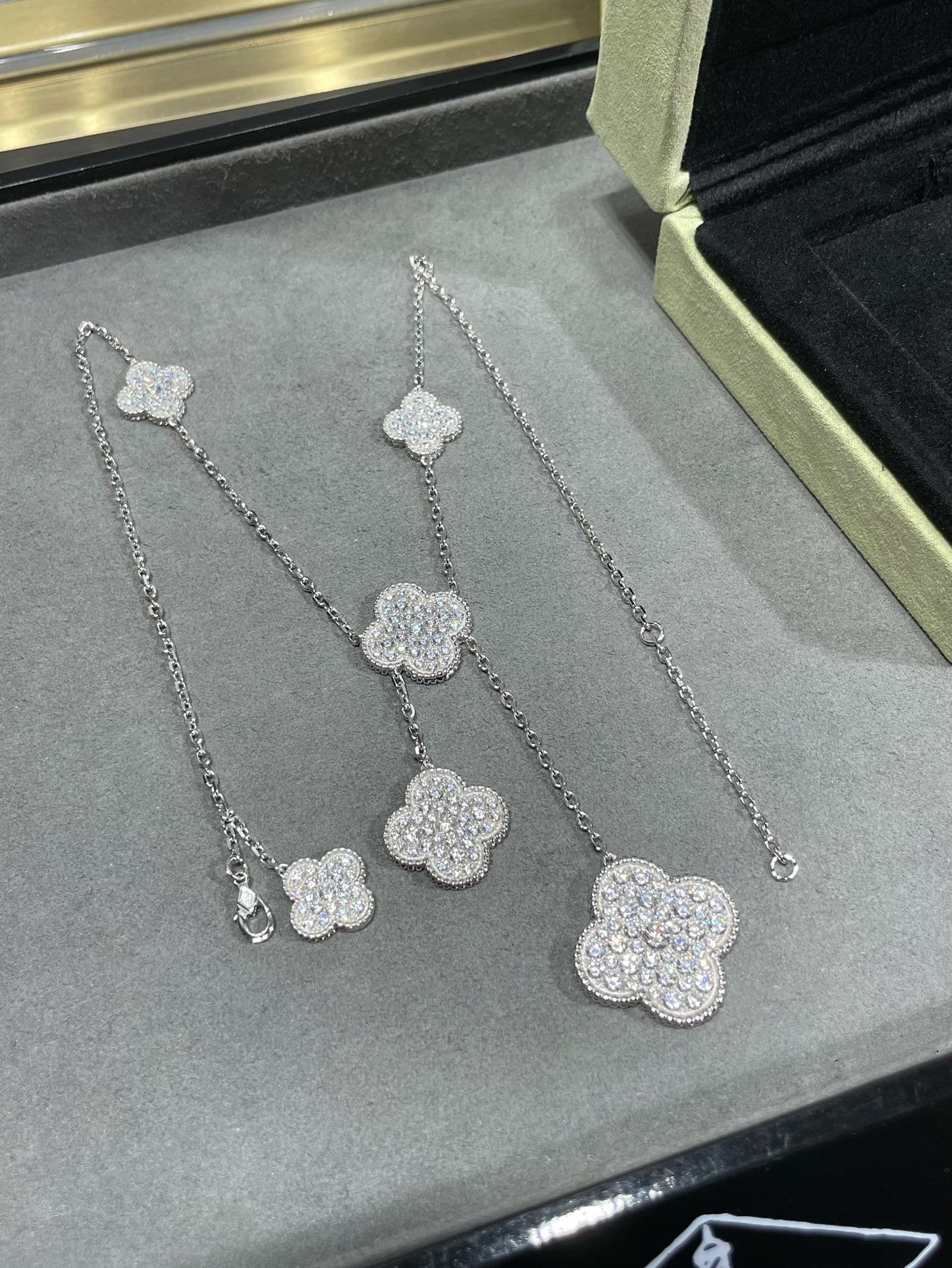 ¡®Glow¡¯CLOVER 6 MOTIF DIAMOND PAVED NECKLACE