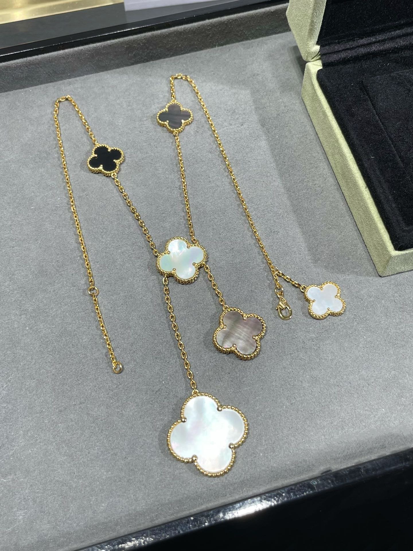 ¡®Glow¡¯CLOVER 6 MOTIF MOP ONYX GOLD NECKLACE
