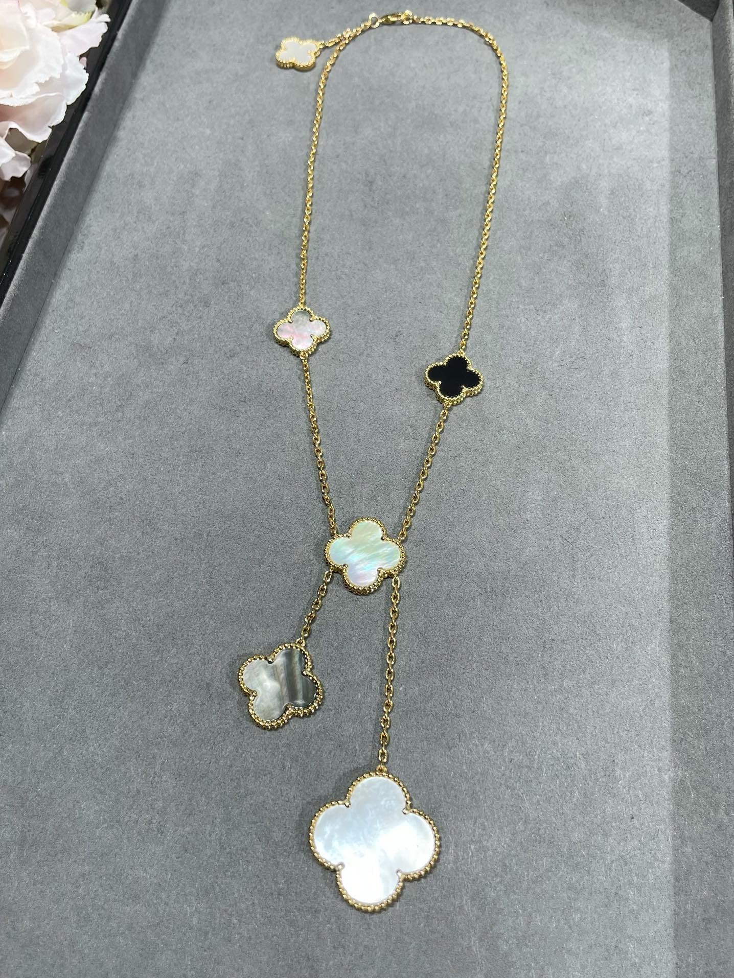 ¡®Glow¡¯CLOVER 6 MOTIF MOP ONYX GOLD NECKLACE
