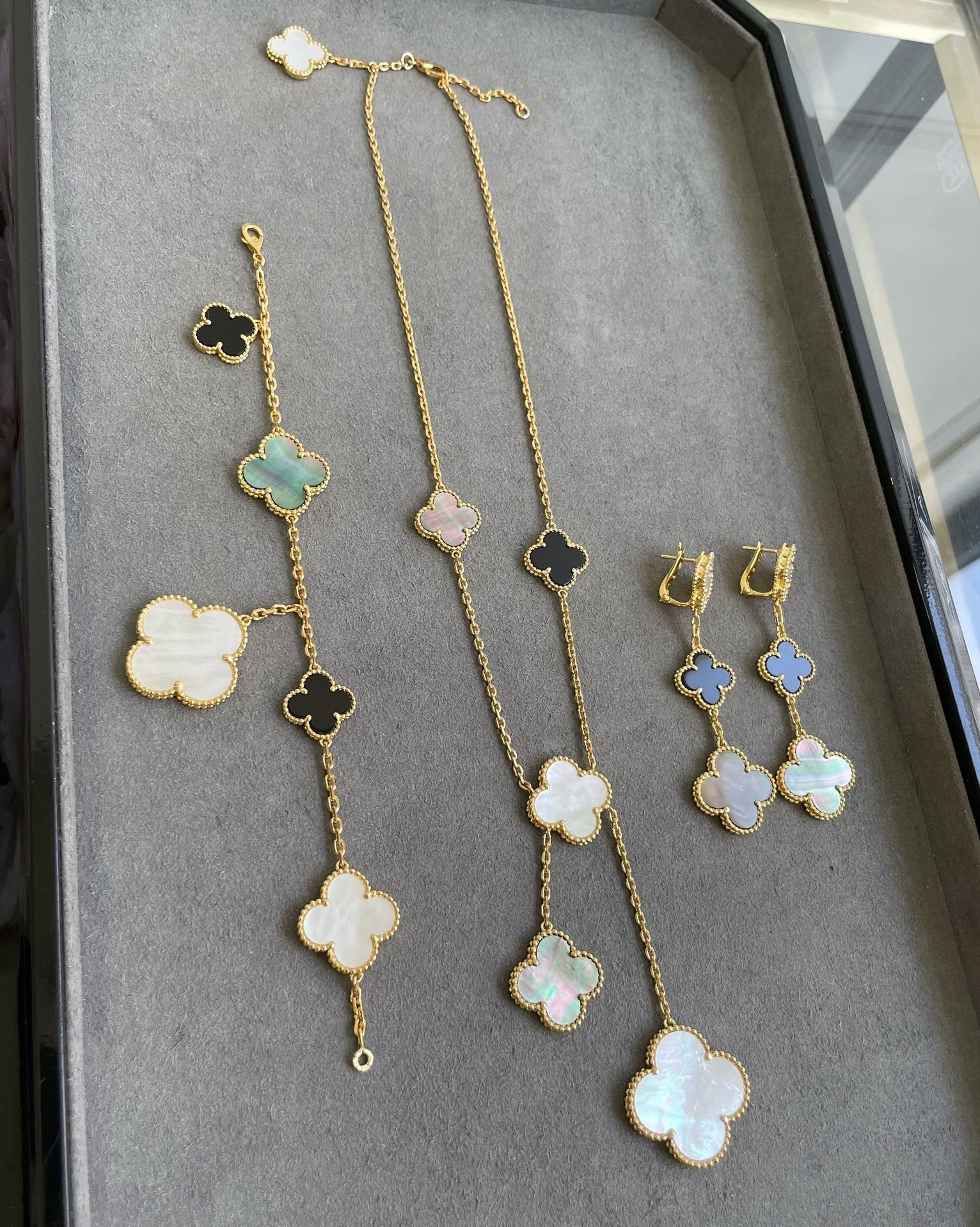 ¡®Glow¡¯CLOVER 3 MOTIF MOP ONYX DARK MOP PINK GOLD EARRINGS